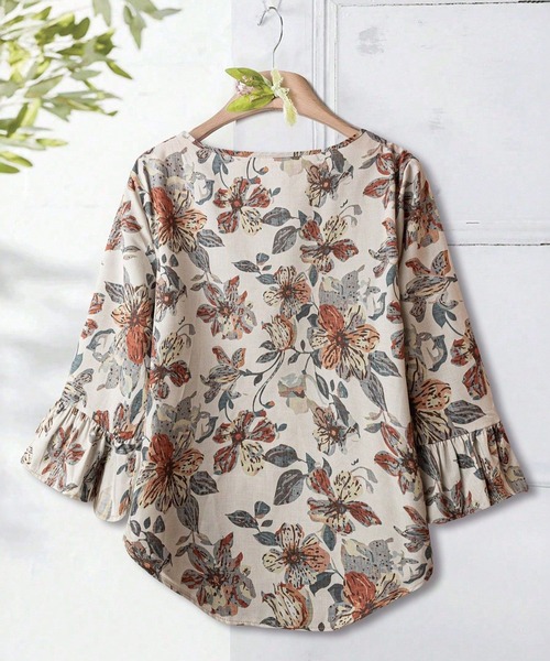 LUCPY(ラクピー)の「ナチュラルフラワーフレアスリーブブラウス(シャツ/ブラウス・レディース・ベージュ・LARGE/MEDIUM/SMALL)」の2枚目の写真
