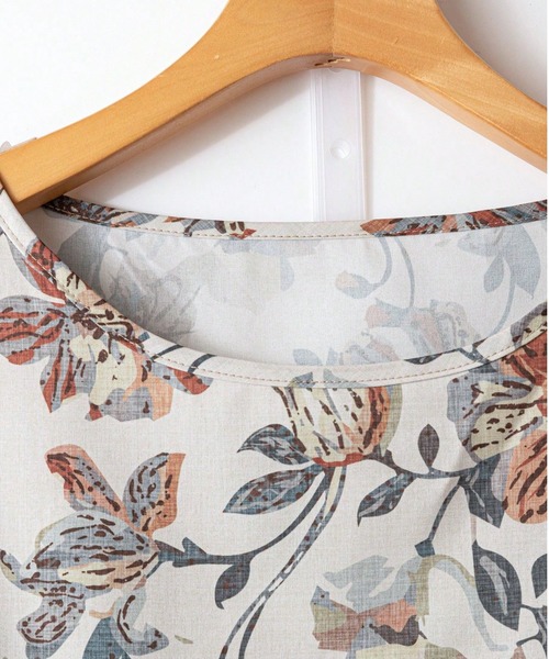LUCPY(ラクピー)の「ナチュラルフラワーフレアスリーブブラウス(シャツ/ブラウス・レディース・ベージュ・LARGE/MEDIUM/SMALL)」の3枚目の写真