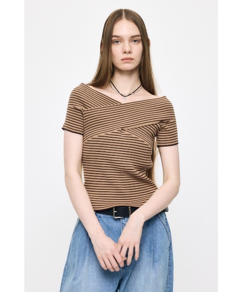 MOUSSY(マウジー)の「CROSS OFF SHOULDER トップス(ニット/セーター・レディース・オフホワイト/ベージュ系その他/レッド/ブラック・FREE)」の7枚目の写真