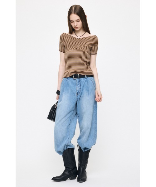 MOUSSY(マウジー)の「CROSS OFF SHOULDER トップス(ニット/セーター・レディース・オフホワイト/ベージュ系その他/レッド/ブラック・FREE)」の9枚目の写真