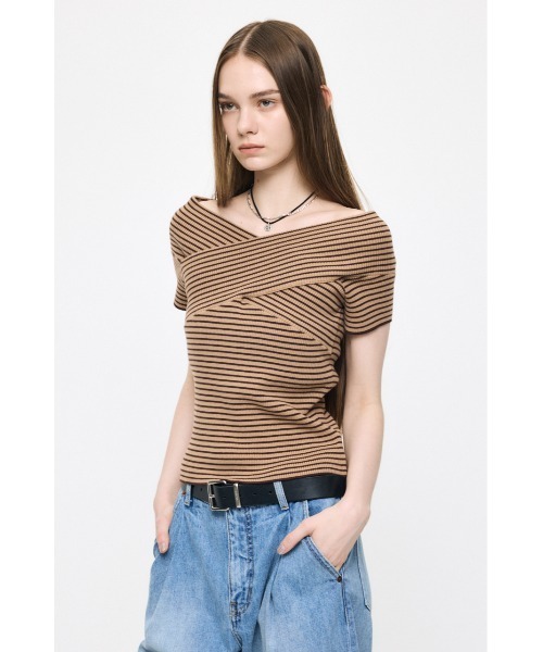 MOUSSY(マウジー)の「CROSS OFF SHOULDER トップス(ニット/セーター・レディース・オフホワイト/ベージュ系その他/レッド/ブラック・FREE)」の10枚目の写真