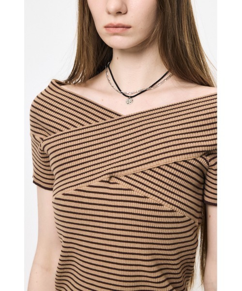 MOUSSY(マウジー)の「CROSS OFF SHOULDER トップス(ニット/セーター・レディース・オフホワイト/ベージュ系その他/レッド/ブラック・FREE)」の14枚目の写真