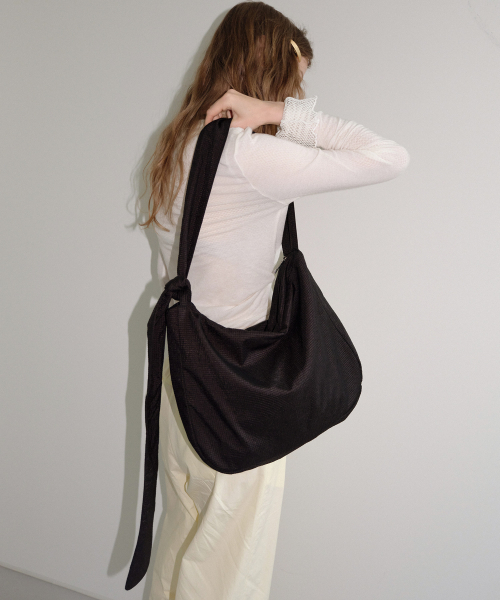 MUCU AND EBONY(ムクアンドエボニー)の「Cozy Nylon Cross Bag _ Black(メッセンジャーバッグ・レディース・その他・FREE)」の1枚目の写真
