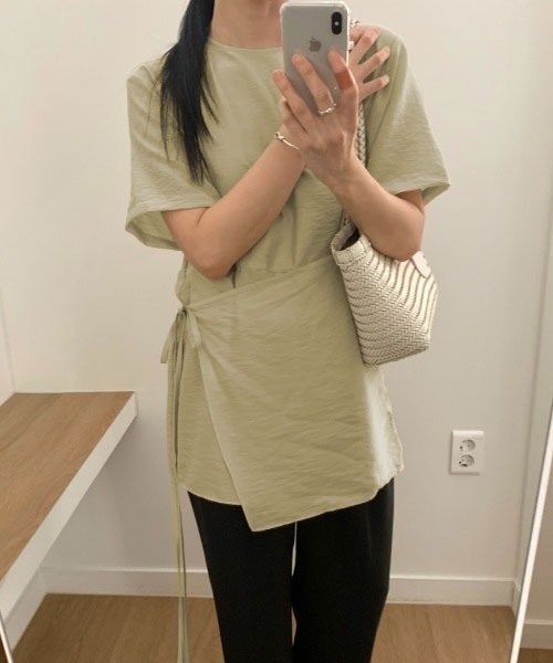 Aelina(エリナ)の「フェイクレイヤードリボンTシャツトップス(Tシャツ/カットソー・レディース・ホワイト/ベージュ/ネイビー・FREE)」の1枚目の写真