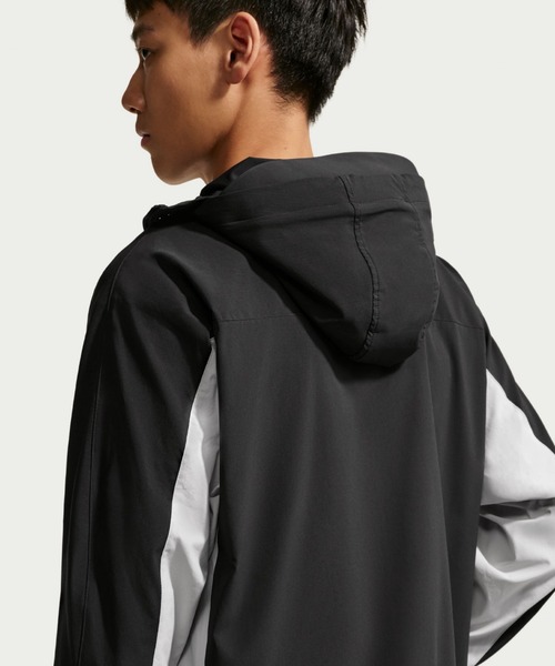 NIKE(ナイキ)の「ナイキ テック ヘリオス メンズ Dri-FIT ロングスリーブ シェル / Nike Tech Helios Men's Dri-FIT Long-Sleeve Shell IF0904-010 Black(その他トップス・メンズ・ブラック・XL/S/M/L/2XL)」の2枚目の写真