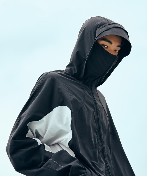 NIKE(ナイキ)の「ナイキ テック ヘリオス メンズ Dri-FIT ロングスリーブ シェル / Nike Tech Helios Men's Dri-FIT Long-Sleeve Shell IF0904-010 Black(ブルゾン・メンズ・ブラック・XL/S/M/L/2XL)」の16枚目の写真