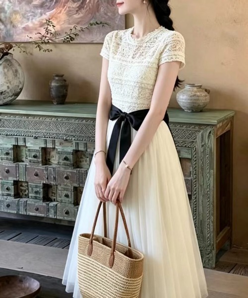 AMAJI(アマジ)の「レース切替 リボン付き ロング丈 ワンピース(ワンピース・レディース・ホワイト・MEDIUM/LARGE/X-LARGE)」の1枚目の写真