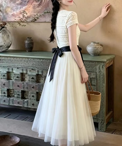 AMAJI(アマジ)の「レース切替 リボン付き ロング丈 ワンピース(ワンピース・レディース・ホワイト・MEDIUM/LARGE/X-LARGE)」の2枚目の写真