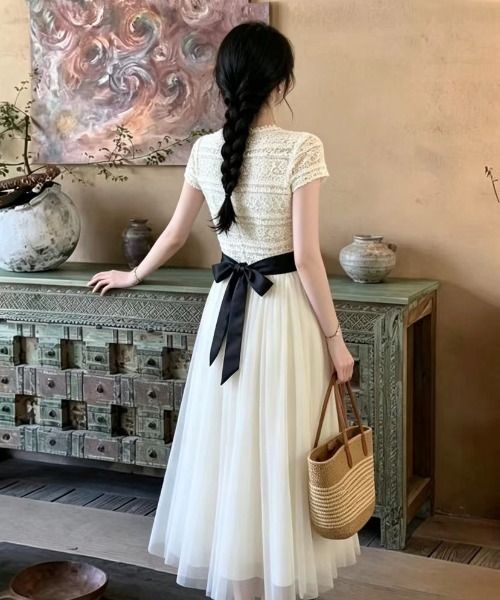 AMAJI(アマジ)の「レース切替 リボン付き ロング丈 ワンピース(ワンピース・レディース・ホワイト・MEDIUM/LARGE/X-LARGE)」の4枚目の写真