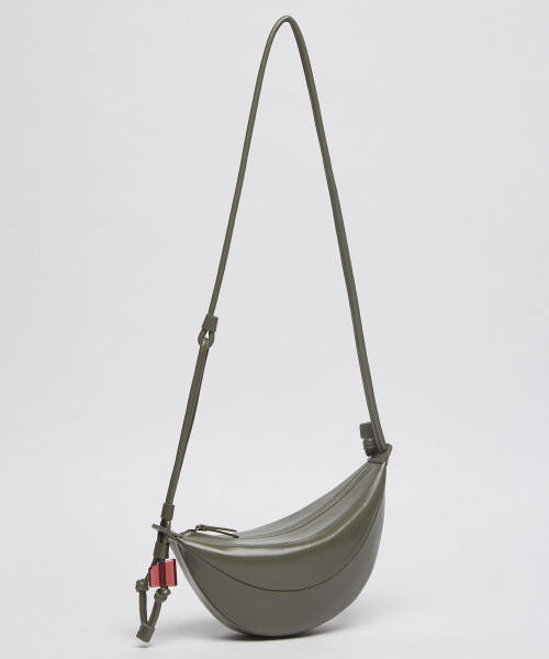 Archivepke(アーカイブエプク)の「Small fling bag(Glossy ivy grey)_OVBAX26001GGR(ショルダーバッグ・レディース・その他・OS)」の1枚目の写真