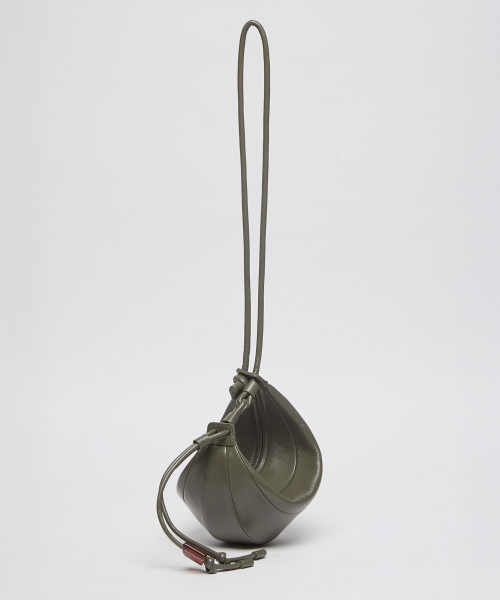 Archivepke(アーカイブエプク)の「Small fling bag(Glossy ivy grey)_OVBAX26001GGR(ショルダーバッグ・レディース・その他・OS)」の2枚目の写真