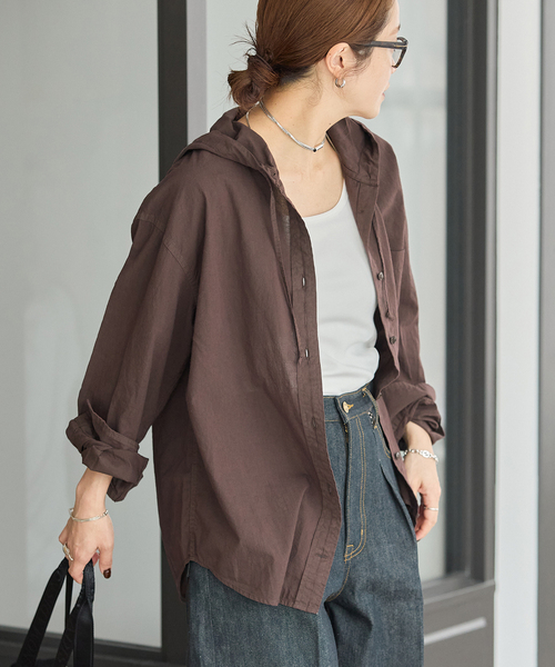 JOURNAL STANDARD（ジャーナルスタンダード）の「スーパーライトウォッシュフードシャツ（シャツ/ブラウス・レディース・ブラウン/ブルー/ネイビー・FREE）」の2枚目の写真