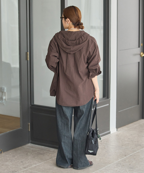 JOURNAL STANDARD（ジャーナルスタンダード）の「スーパーライトウォッシュフードシャツ（シャツ/ブラウス・レディース・ブラウン/ブルー/ネイビー・FREE）」の17枚目の写真