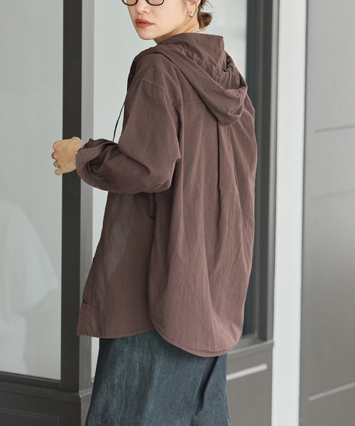 JOURNAL STANDARD（ジャーナルスタンダード）の「スーパーライトウォッシュフードシャツ（シャツ/ブラウス・レディース・ブラウン/ブルー/ネイビー・FREE）」の22枚目の写真