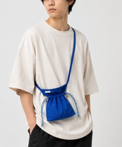 FreeZone(フリーゾーン)の「軽量ナイロンライク巾着ショルダーバッグ(ショルダーバッグ・メンズ・ブルー/レッド/ブラック・F)」の3枚目の写真
