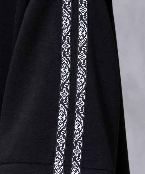 Ellno Loset(エルノロゼット)の「【Ryoooコラボ】2way刺繍ラインハーフジッププルオーバー(Tシャツ/カットソー・メンズ・ブラック/パープル・SMALL/MEDIUM/LARGE)」の4枚目の写真