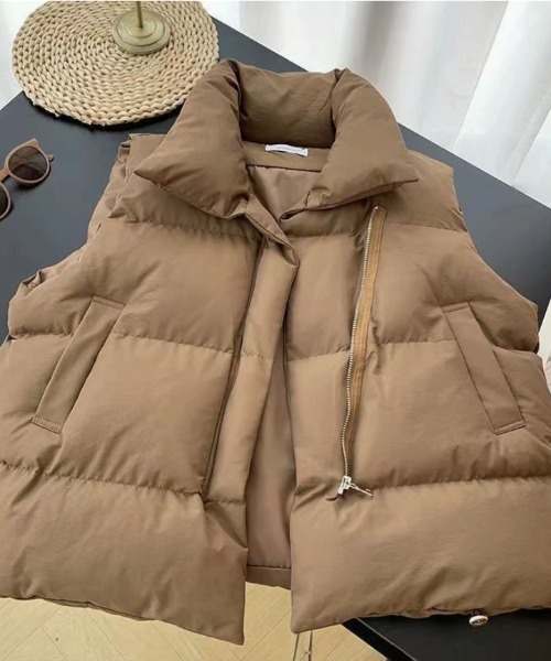 CHUL(チュル)の「スタンドカラー中綿ベスト(ワンピース・レディース・ホワイト/ブラック/ブラウン・X-LARGE/XX-LARGE/MEDIUM/LARGE)」の3枚目の写真