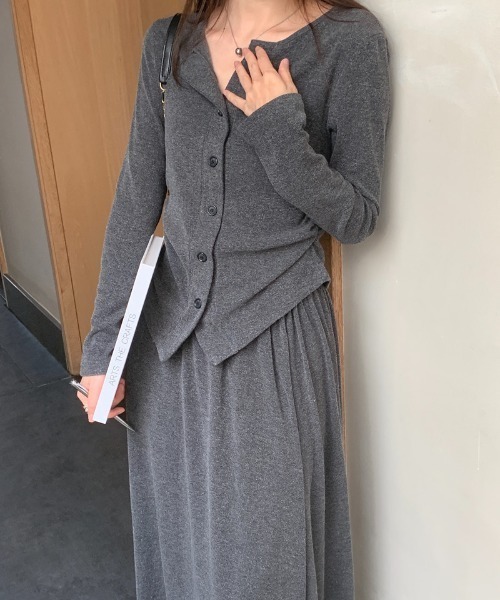 AMAJI（アマジ）の「Vネック ボタン ニットトップス ロングスカート スカーフ付き セットアップ（セットアップ・レディース・グレー/ブラック・FREE）」の3枚目の写真