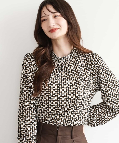 MK MICHEL KLEIN（エムケーミッシェルクラン）の「[洗える]スクエア幾何柄スタンドネックカットソー（Tシャツ/カットソー・レディース・ブルー/ベージュ・38）」の2枚目の写真