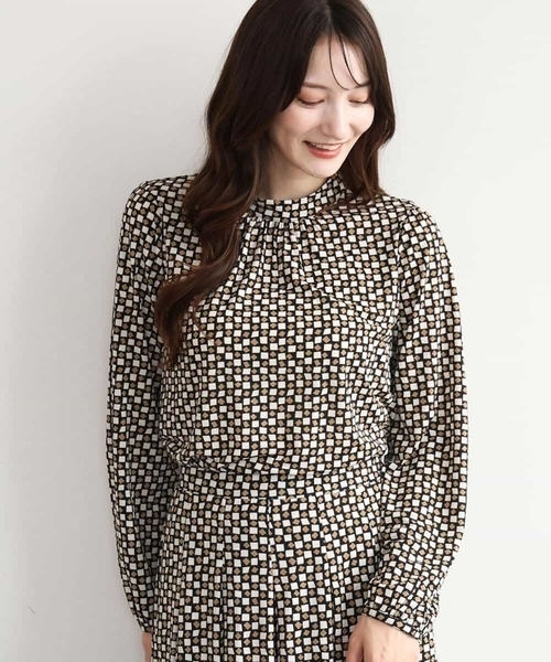 MK MICHEL KLEIN（エムケーミッシェルクラン）の「[洗える]スクエア幾何柄スタンドネックカットソー（Tシャツ/カットソー・レディース・ブルー/ベージュ・38）」の12枚目の写真