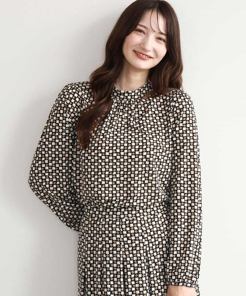 MK MICHEL KLEIN（エムケーミッシェルクラン）の「[洗える]スクエア幾何柄スタンドネックカットソー（Tシャツ/カットソー・レディース・ブルー/ベージュ・38）」の13枚目の写真