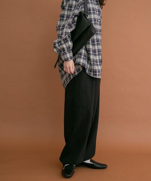 ITEMS URBANRESEARCH（アイテムズ アーバンリサーチ）の「ダンボールバレルパンツ（その他パンツ・レディース・グレー/ブラック・FREE）」の3枚目の写真