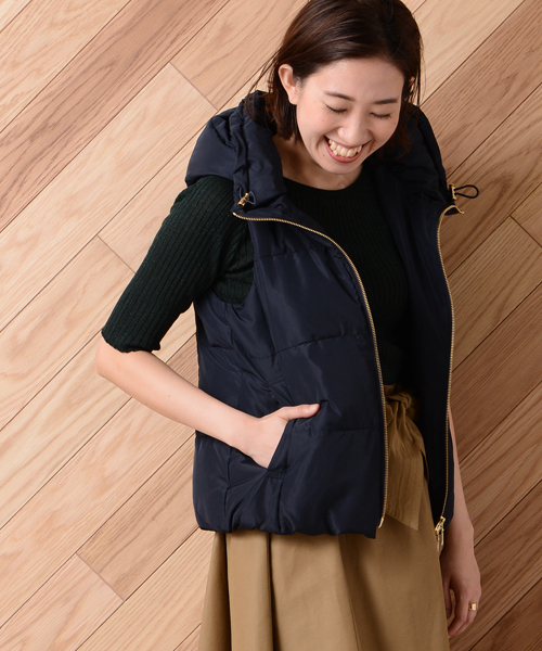 un dix cors（アンディコール）の「ファイバーダウンベスト（ダウンベスト・レディース・ベージュ/ネイビー/パープル・ﾌﾘ-）」の2枚目の写真