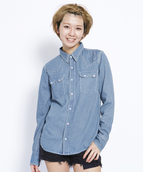 X-girl（エックスガール）の「Xgirl Halfman XG TOUR WASHED DENIM SHIRT（シャツ/ブラウス・レディース・ライトインディゴブルー・SMALL/MEDIUM）」の2枚目の写真