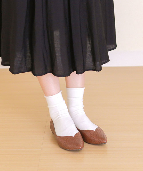 menue(メヌエ)の「ポインテッドトゥ Vカットデザイン ローヒール パンプス(パンプス・レディース・ブラウン/アイボリー/ライトブラウン/ブラック/グレイッシュベージュ・M/SS/LL/3L/L/S)」の10枚目の写真