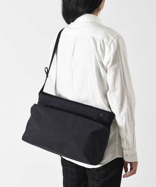TRAVEL SHOP MILESTO(トラベルショップミレスト)の「STLAKT ショルダーバッグL(ショルダーバッグ・メンズ・ブラック/ネイビー/グレイッシュベージュ・フリ-)」の2枚目の写真
