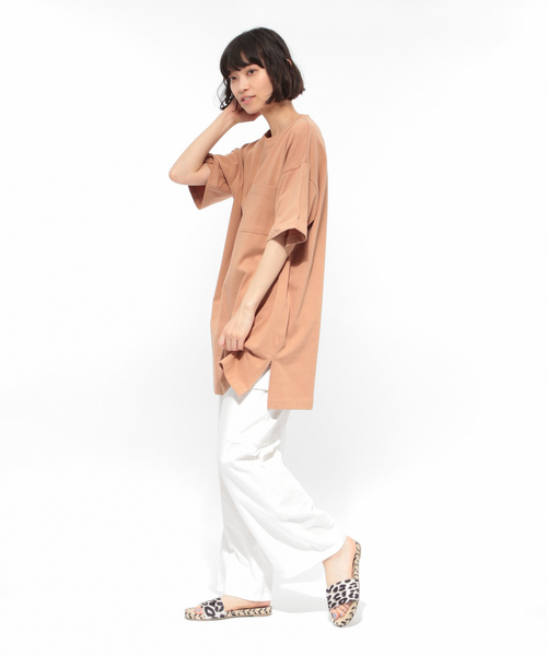 LAKOLE(ラコレ)の「オーバーサイズチュニック / LAKOLE(Tシャツ/カットソー・レディース・ホワイト/ブラック/キャメル/ブルー・SMALL/MEDIUM)」の4枚目の写真