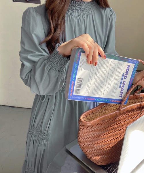 ABITOKYO(アビトーキョー)の「シャーリング ティアード ワンピース(ワンピース・レディース・ホワイト/ライトグレー/ベージュ/パープル/サックスブルー/ダークグレー/ブラック/ネイビー/ブルーグレー・FREE)」の21枚目の写真