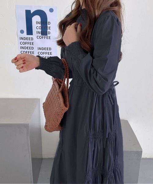 ABITOKYO(アビトーキョー)の「シャーリング ティアード ワンピース(ワンピース・レディース・ホワイト/ライトグレー/ベージュ/パープル/サックスブルー/ダークグレー/ブラック/ネイビー/ブルーグレー・FREE)」の16枚目の写真