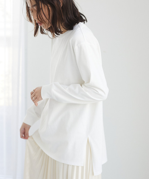 Green Parks(グリーンパークス)の「ホワイトインナークルーネックスリット*(Tシャツ/カットソー・レディース・オフホワイト・FREE)」の1枚目の写真