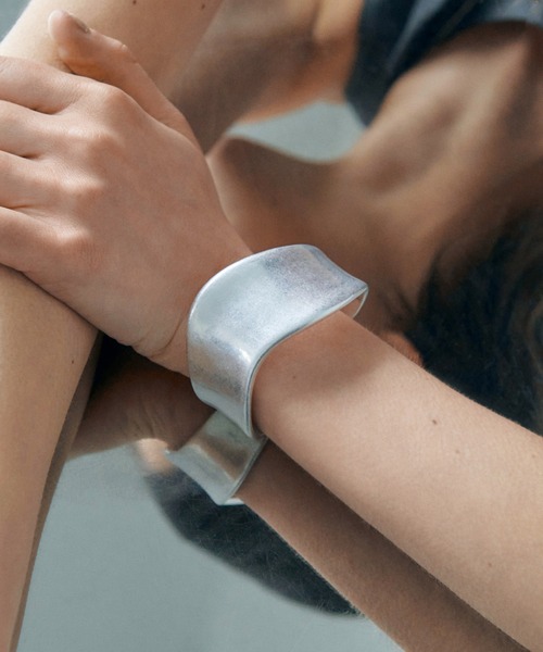 GOLDY（ゴールディ）の「ワイド カーブ メタル バングル（バングル/リストバンド・レディース・シルバー/ゴールド/シルバー系その他/ゴールド系その他・FREE）」の3枚目の写真