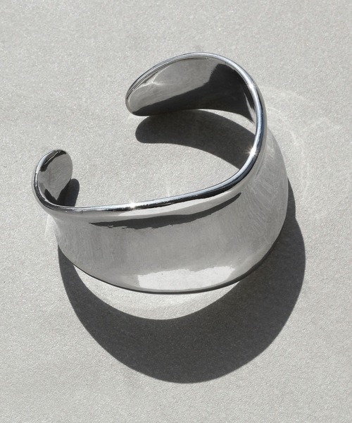 GOLDY（ゴールディ）の「ワイド カーブ メタル バングル（バングル/リストバンド・レディース・シルバー/ゴールド/シルバー系その他/ゴールド系その他・FREE）」の9枚目の写真