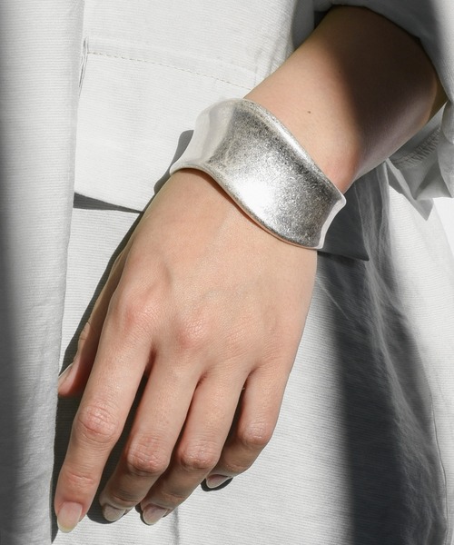 GOLDY（ゴールディ）の「ワイド カーブ メタル バングル（バングル/リストバンド・レディース・シルバー/ゴールド/シルバー系その他/ゴールド系その他・FREE）」の12枚目の写真
