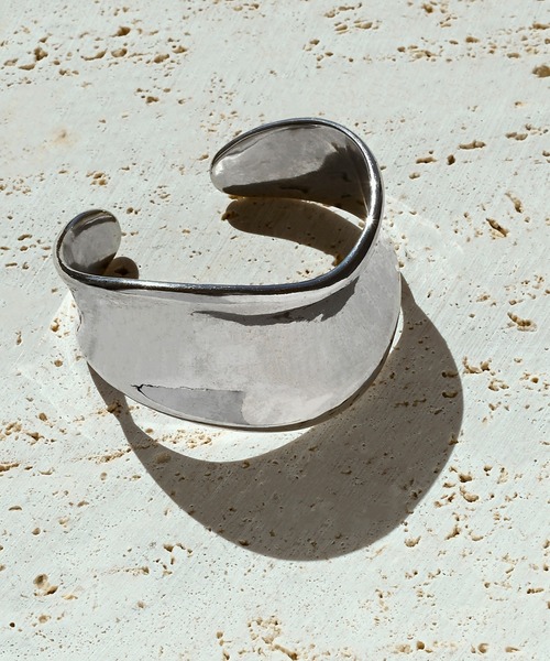 GOLDY（ゴールディ）の「ワイド カーブ メタル バングル（バングル/リストバンド・レディース・シルバー/ゴールド/シルバー系その他/ゴールド系その他・FREE）」の20枚目の写真