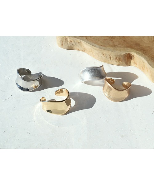 GOLDY（ゴールディ）の「ワイド カーブ メタル バングル（バングル/リストバンド・レディース・シルバー/ゴールド/シルバー系その他/ゴールド系その他・FREE）」の17枚目の写真