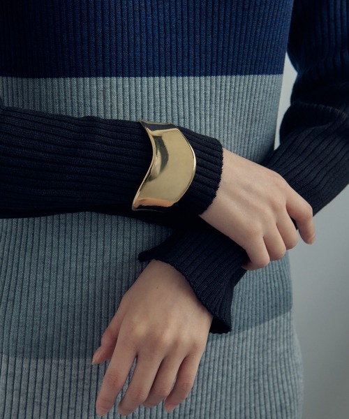 GOLDY（ゴールディ）の「ワイド カーブ メタル バングル（バングル/リストバンド・レディース・シルバー/ゴールド/シルバー系その他/ゴールド系その他・FREE）」の22枚目の写真