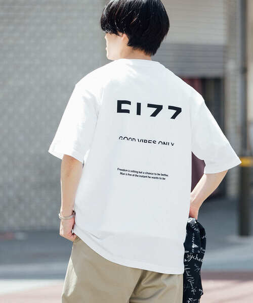 ITEMS URBANRESEARCH(アイテムズ アーバンリサーチ)の「バックロゴプリントTシャツ(Tシャツ/カットソー・メンズ・ブラック/ブルー/レッド・MEDIUM/LARGE)」の2枚目の写真