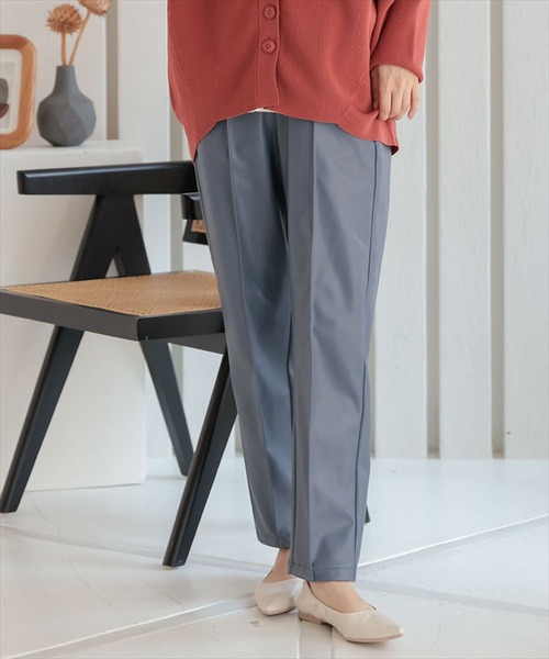 DONOBAN（ドノバン）の「エコレザーテーパードタックパンツ（スラックス・レディース・ブラック/ブルー/アイボリー/モカ・F）」の4枚目の写真
