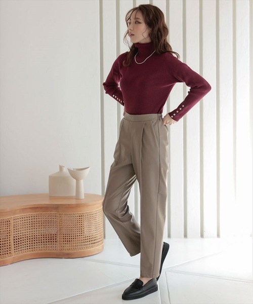 DONOBAN（ドノバン）の「エコレザーテーパードタックパンツ（スラックス・レディース・ブラック/ブルー/アイボリー/モカ・F）」の5枚目の写真