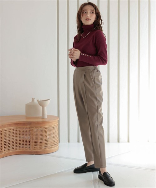 DONOBAN（ドノバン）の「エコレザーテーパードタックパンツ（スラックス・レディース・ブラック/ブルー/アイボリー/モカ・F）」の6枚目の写真