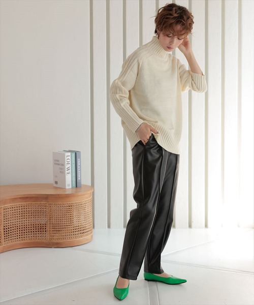 DONOBAN（ドノバン）の「エコレザーテーパードタックパンツ（スラックス・レディース・ブラック/ブルー/アイボリー/モカ・F）」の8枚目の写真