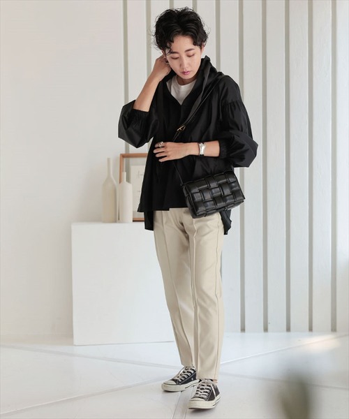 DONOBAN（ドノバン）の「エコレザーテーパードタックパンツ（スラックス・レディース・ブラック/ブルー/アイボリー/モカ・F）」の9枚目の写真