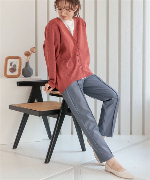 DONOBAN（ドノバン）の「エコレザーテーパードタックパンツ（スラックス・レディース・ブラック/ブルー/アイボリー/モカ・F）」の11枚目の写真