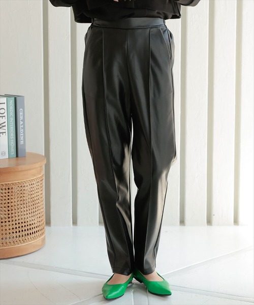 DONOBAN（ドノバン）の「エコレザーテーパードタックパンツ（スラックス・レディース・ブラック/ブルー/アイボリー/モカ・F）」の13枚目の写真