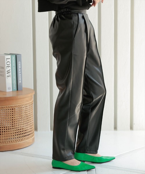 DONOBAN（ドノバン）の「エコレザーテーパードタックパンツ（スラックス・レディース・ブラック/ブルー/アイボリー/モカ・F）」の14枚目の写真