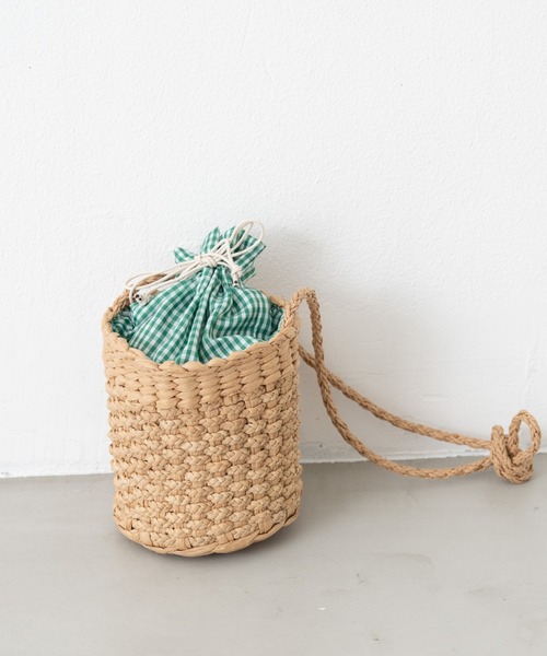 MERLOT（メルロー）の「巾着ショルダーカゴバッグ（かごバッグ・レディース・ベージュ・FREE）」の2枚目の写真